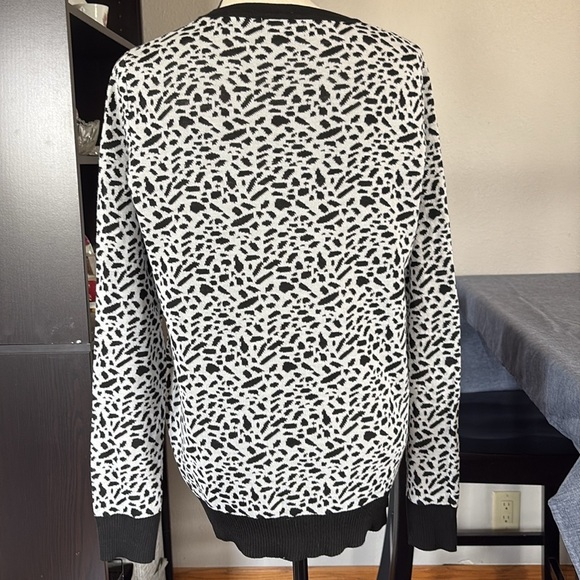 POL Women’s Size L Animal Print Super Soft Crewneck Sweater - Picture 2 of 7